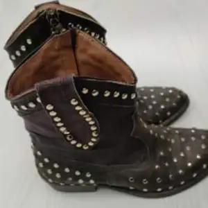 Italienska super bygga av  äkta skinn  cowboy boots stl 36