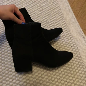 Klackar - Svarta mockaklackar i storlek 37!  Använda fåtal gånger så i mycket bra skick🧡 Från dinsko EXIT 