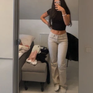 Lågmidjade byxer - Säljer mina lågmidjade bootcut byxer, en av mina favoriter. Sitter så snyggt på, men håller tuvärr på att bli för små. Helt slutsålda från H&M köpte för ett år sen.