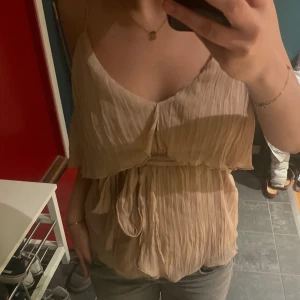Blus/ topp - Super söt blus/topp som tyvärr inte kommer till användning💕 Är i storlek XS men sitter även bra på de med storlek S😊