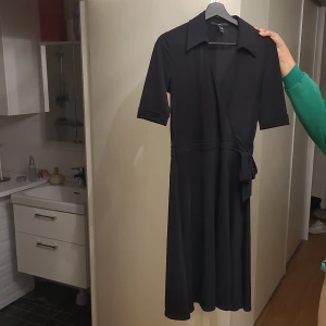 Medellång svart bekväm skön klänning från HM stl 40 - Medellång bekväm skön klänning från HM stl 40