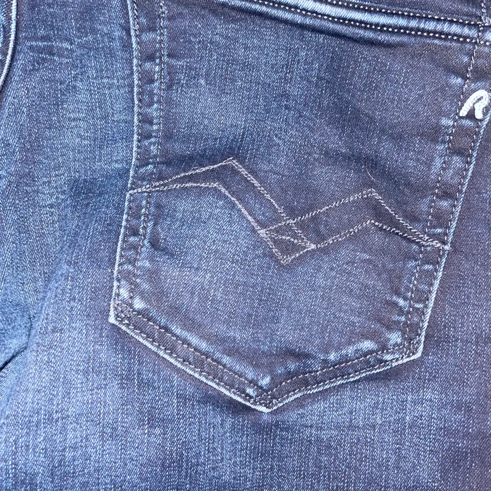 Säljer ett par riktigt sköna jeans från replay för 499kr. Storlek: 33, modell: Ronas, skick: 8/10.. Jeans & Byxor.