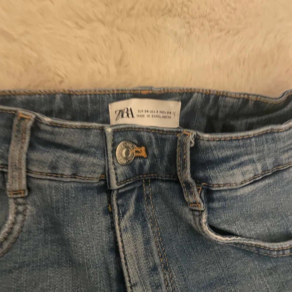 Fina zara jeans som jag växt ur, andvände ett par gånger. Lite slitna vid sidan av midjan men har sytt den    !!!står ej för frakt!!!. Jeans & Byxor.