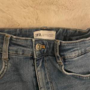 Fina zara jeans som jag växt ur, andvände ett par gånger. Lite slitna vid sidan av midjan men har sytt den    !!!står ej för frakt!!!