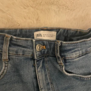 Zara jeans - Fina zara jeans som jag växt ur, andvände ett par gånger. Lite slitna vid sidan av midjan men har sytt den    !!!står ej för frakt!!!