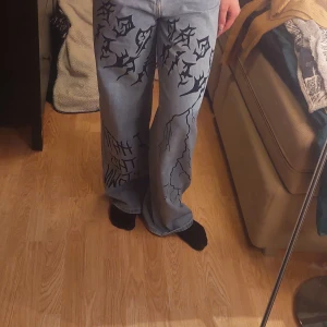 Jeans - Blåa baggy jeans med olika tryck
