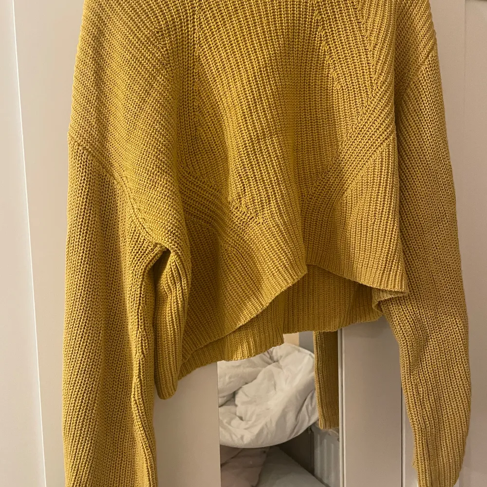 En gul stickad tröja från gina köpte för något år sedan men tyckte inte att gul va en färg som passa mig så säljer den nu för 100 kr. Stickat.
