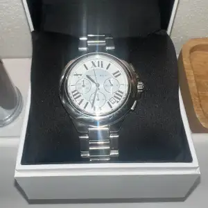 Tjena säljer denna klockan då den inte passar längre, köpte den för ca 2300 kr  Som ni ser på 3 bilden så går den för 1800 kr begagnad, skriv vid frågor eller bilder, 