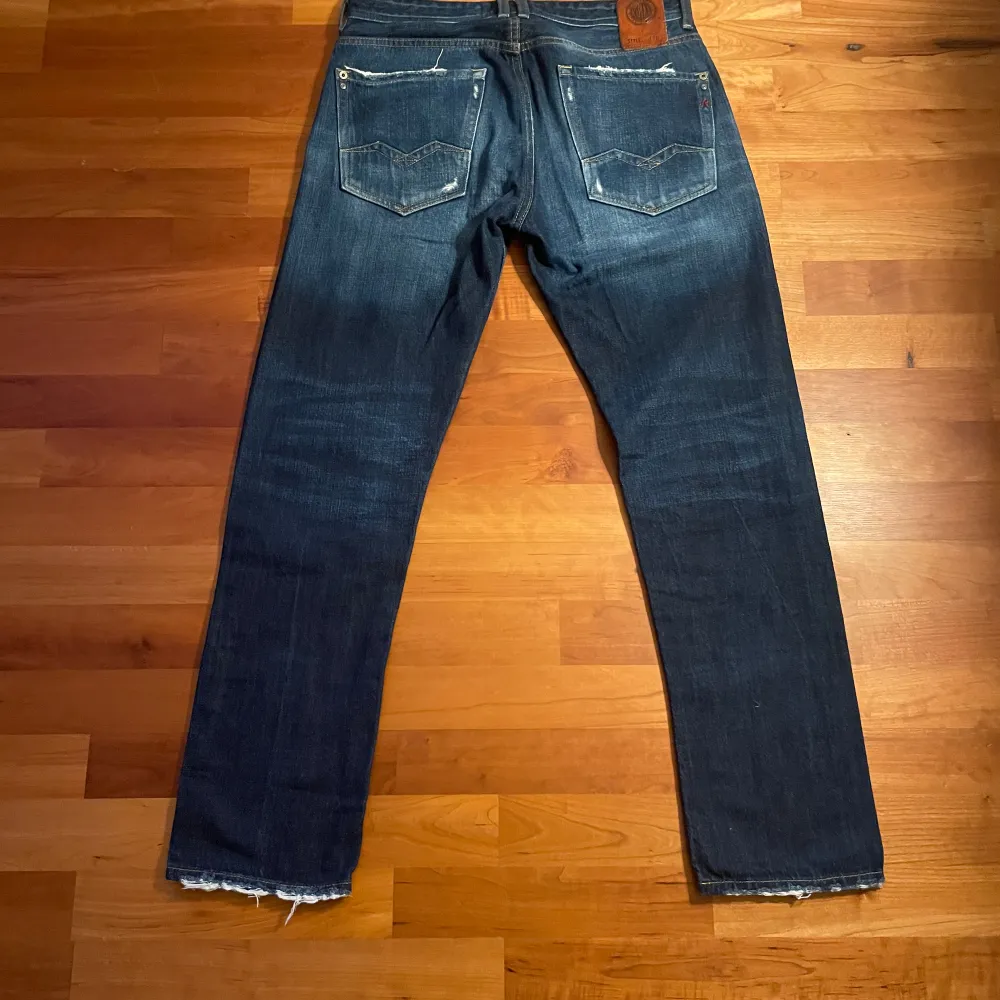 Säljer ett par riktigt sköna jeans från replay för 499kr. Storlek: 31, modell: Rob, skick: 8/10.. Jeans & Byxor.
