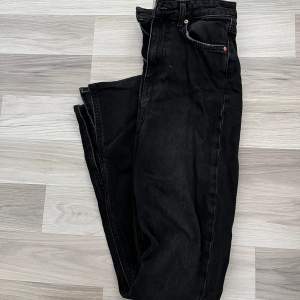 Jeans från Ginatricot  Tighta med slits  Storlek 32