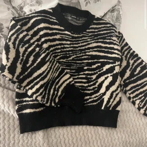 Zebra tröja!  - Säljer min så snygga tröja för att den ej kommer till användning så fin å så bra skick!!!🥰