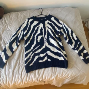 Stickad Zebra tröja - Säljer min jättefina stickade tröja ifrån H&M❤️ Tröjan är i storlek 38 så S/M ungäför❤️ Tröjan har en liten defekt som man ser på tredje bilden men är verkligen inget man ser❤️