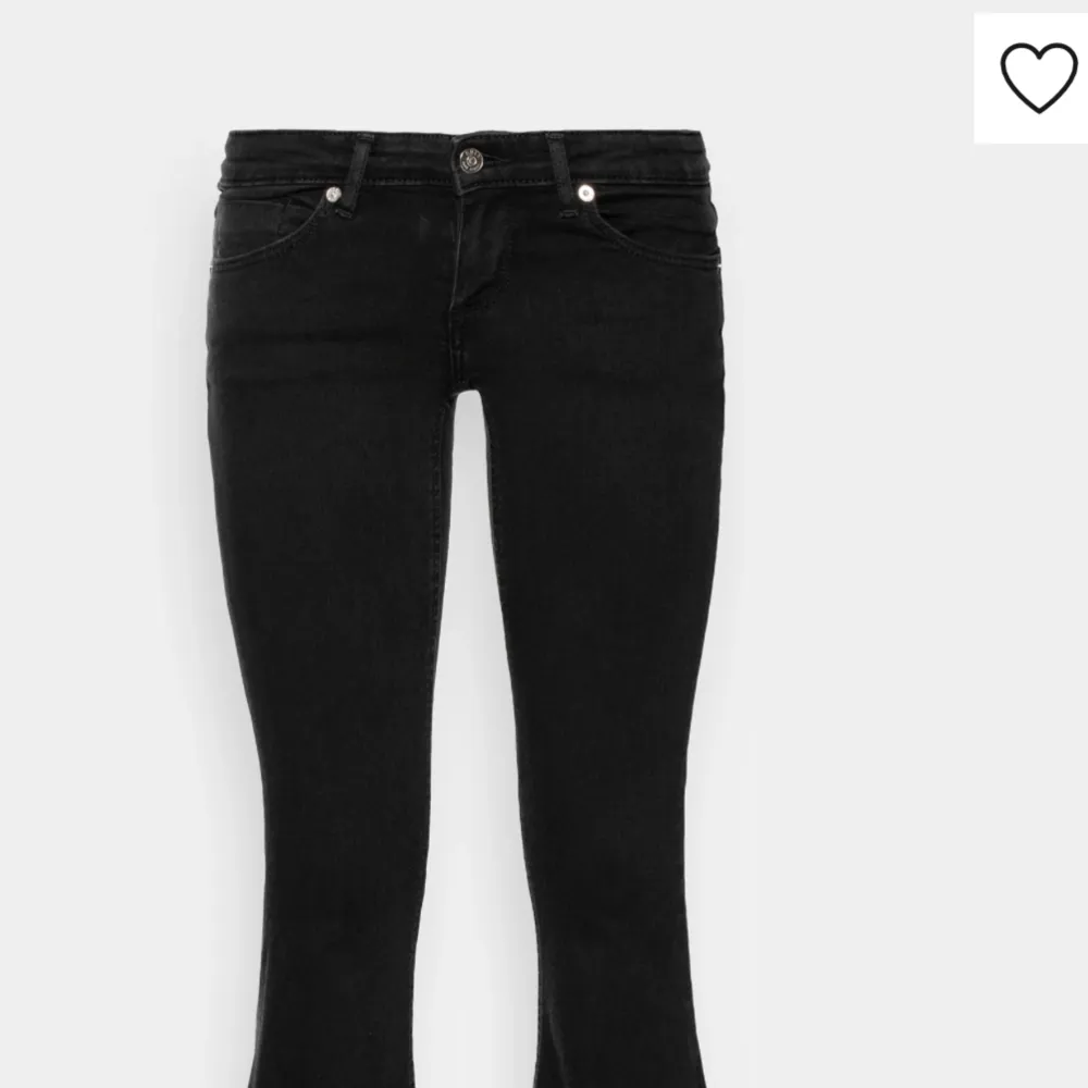 Säljer mina svarta lowwaist bootcut jeans från only. Superfint skick. Stretchigt material och supersköna❣️ Passar bra i längden för folk runt 157-162 ish.. Jeans & Byxor.