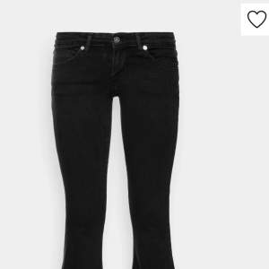 Säljer mina svarta lowwaist bootcut jeans från only. Superfint skick. Stretchigt material och supersköna❣️ Passar bra i längden för folk runt 157-162 ish.