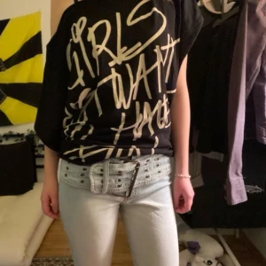 Lågmidjade bootcut jeans med bälte - Säljer dessa ljusblå lågmidjade bootcut jeans med bälte framtill och utan fickor i bak. De sitter super fint och är väldigt långa i benen. 