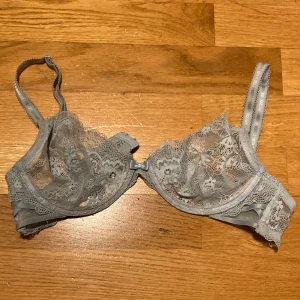 Blå spets Bh - blå spets bh utan vaddering med söta detaljer passar nog b/c kupa bäst