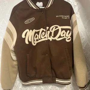 College jacka - Brun college jacka! Säljs på grund av att den inte kommer till användning😇 Har använts ca 2 gånger! Passar perfekt nu till våren