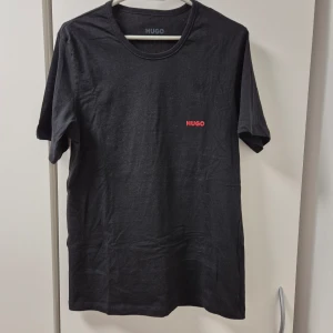 Hugo boss t-shirts  - Jag köpte dem för 600kr och säljer en för 250kr och båda för 350kr. Dem är inte använda och låg bara i garderoben och tog plats. Storlek är L men sitter som M 