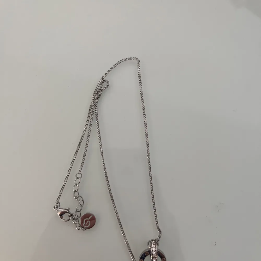 Säljer mitt populära Edblad halsband. Det är deras Eternal Orbit Necklace. Rostfritt stål!! Nypris 449 kr. Accessoarer.