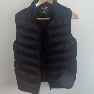 Brave soul väst nyskick - Knappt använd Brave soul väst 9/10 skick. Köptes för 699 på rea. Pris kan diskuteras 