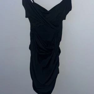 Klänning - Jätte fin kortärmad klänning med öppning ovanför magen. Storlek S. Hör av dig vid frågor och funderingar 🩵