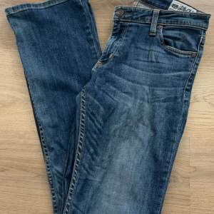 Säljer dessa super snygga lågmidjade jeans, i storlek 28/34. Säljs då de är alldeles förstora i midjan på mig men annars super fina bootcut jeans. Tror märket är crocker.💗Säljs för 450kr, priset går dock att diskuteras. Hör av er för fler bilder💗💗