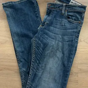 Säljer dessa super snygga lågmidjade jeans, i storlek 28/34. Säljs då de är alldeles förstora i midjan på mig men annars super fina bootcut jeans. Tror märket är crocker.💗Säljs för 450kr, priset går dock att diskuteras. Hör av er för fler bilder💗💗