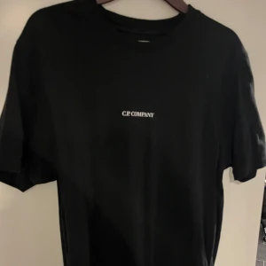 Cp company t-shirt - Hej jag säljer min fina cp company t shirt då jag inte andvände den. Skick:9,5/10