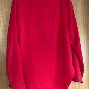 Långärmad, röd och tunn tröja från H&M i storlek 36! 