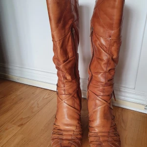 Sommarstövlar läder - Läderstövlar, perfekt till sommares fester! Använda men hela. Mjukt fint ljusbrunt läder. Lite ljusare nyans än på bilderna. Normal i storlek.