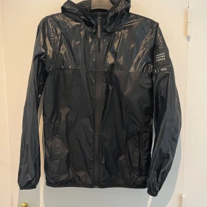 Vindjacka - 170,10/10 skick, vindjacka från peak performance. Denna jacka är perfekt om du letar en vindjacka  som inte blir för varm. Kontakta mig för mer info