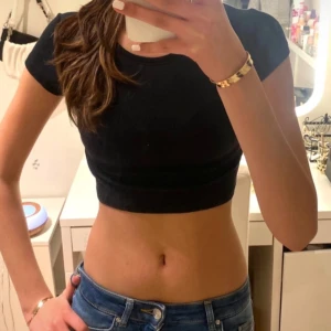 Svart crop top! - Detta snygga basplagg kan man styla vad som helst!! 💕