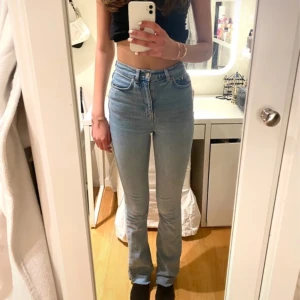 Ljusblå bootcut! - Säljer dessa ljusblå bootcut jeansen eftersom de har blivit för små😫☝️De har hög midja (#bringbackhighwaist😎) så ni vet😇De är långa och skulle nog säga att de passar folk mellan 175-185!!🙌Jag är 179💕💕Köpte de för ca 400🔥
