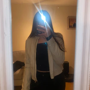 Beige Jacka - Jag säljer min beige skinnjacka. 