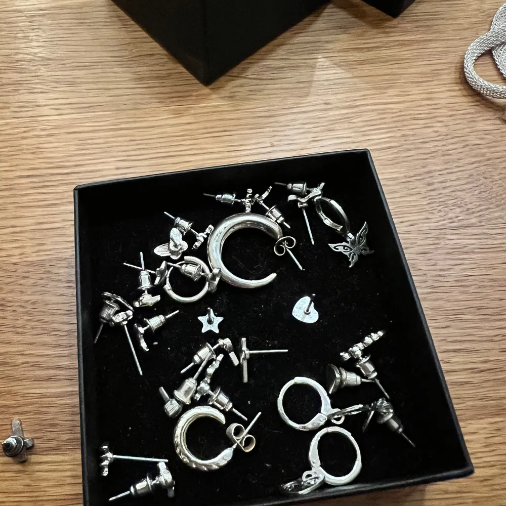 En låda med massa olika örhängen, jättebra att ha💕 köparen står för frakt.. Accessoarer.