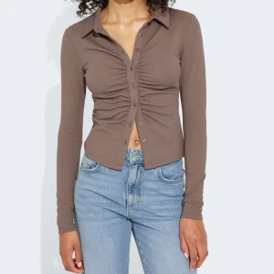 Långärmad topp med knappar - Helt ny oanvänd topp som ej kommer till användning 🌸