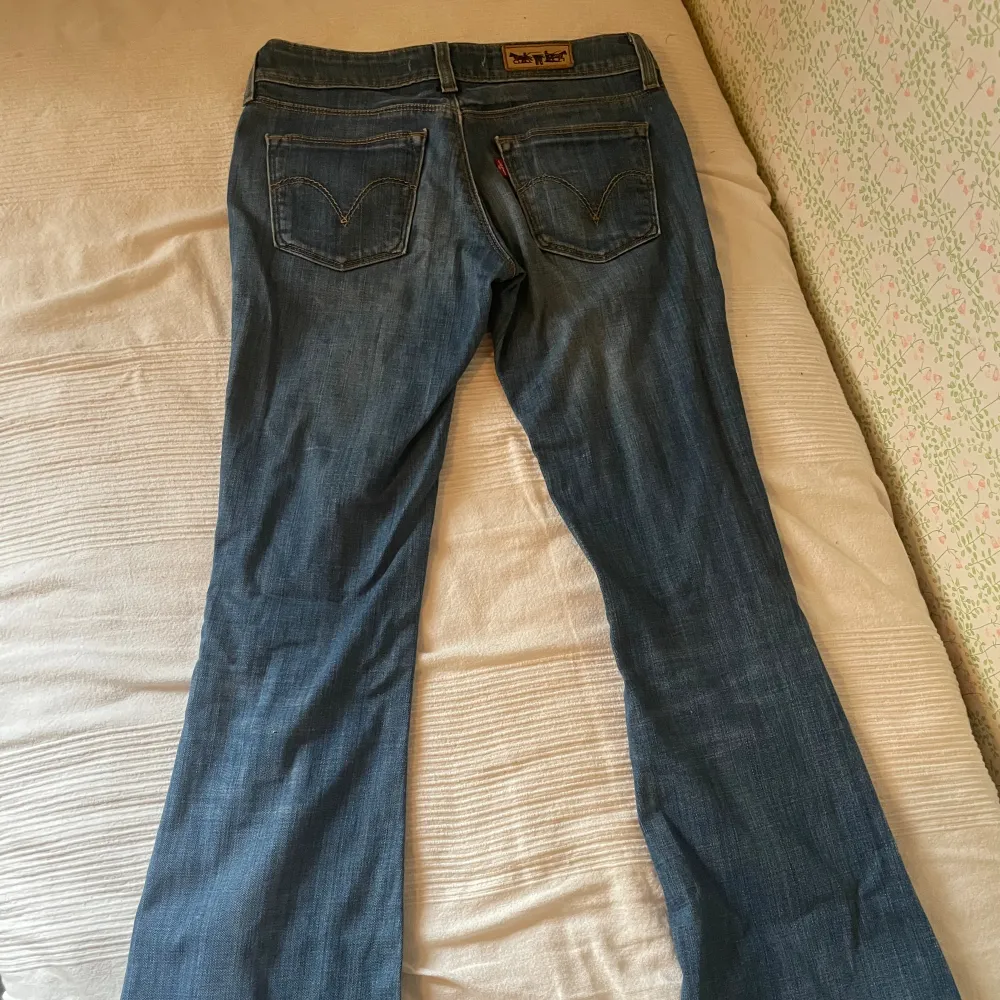 Säljer mina jättesnygga Levis jeans i modellen 479 Boot💕 midjemåttet är 70 cm, Säljer för att de tyvärr har blivit försmå för mig. De sitter bra i längden på mig för som är 166 cm💕 Kom privat för fler bilder/ mått eller frågor❤️ . Jeans & Byxor.
