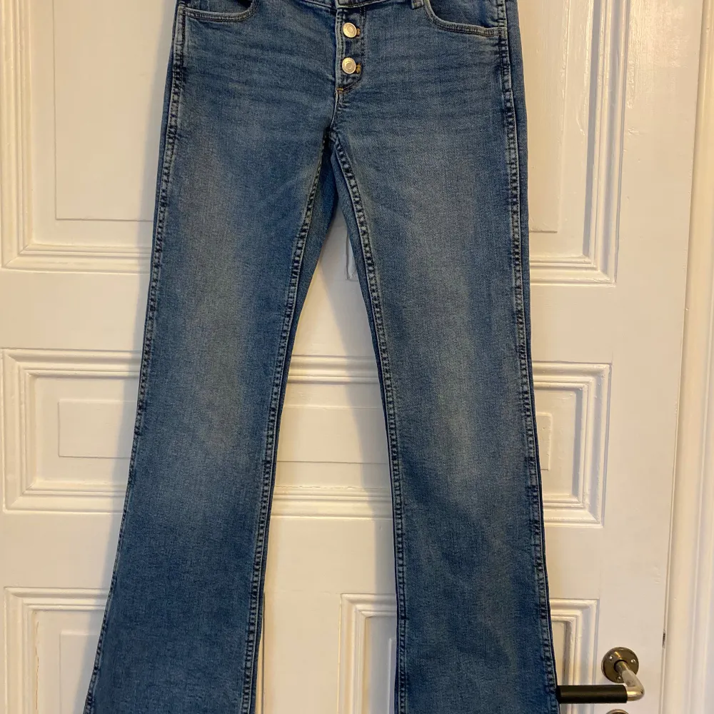 Supersnygga flare/bootcut jeans från GinaTricot💞 Aldrig använda  med prislapparna kvar💗 nypris 349kr💕. Jeans & Byxor.