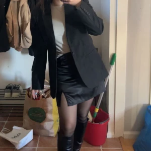 Svart kort kjol - Svart minikjol från shein🖤 Mycket fint skick! 