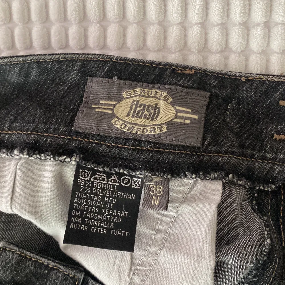 Säljer dessa lågmidjade jeans i storlek 38 för 100kr, använt den ett par gånger💞  (Priset kan diskuteras). Jeans & Byxor.