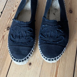 Chanel sandaler - Säljer mina  Chanel espandrillos. Ganska använda därav priset. (Äkthetsbevis tillkommer)