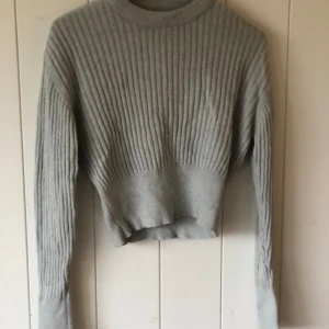 FIN STICKAD TRÖJA💕 - PULL & BEAR Strl S Begagnad Lite grå blå färg
