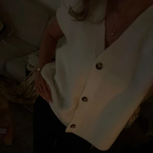 Stickad väst/kofta - Super snygg stickad väst, använd 1-2 gånger och i nyskick! Strl M men passar S-L ☺️nypris 499kr