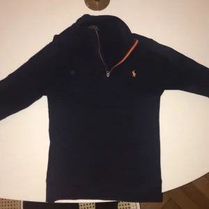 Polo ralph lauren tjock tröja - Jag säljer nu en polo ralph lauren knitted tröja. Den är i skick 9/10 och säljs pågrund av att den är för liten. Pris går att diskutera och skriv om minsta fundering om storlek.