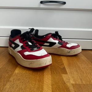 Dieselskor - Använda dieselskor i strl. 41. Några svarta märken i det vita, går sannolikt att få bort.