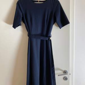 Mörkblå midiklänning från Holly & Whyte (Lindex).  Bara använd en gång.  