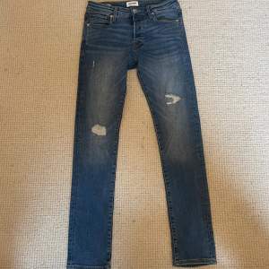 Hej! Säljer nu dessa super schyssta Jack&jones jeans. Jeansen är i superfint skick! Passform slim 