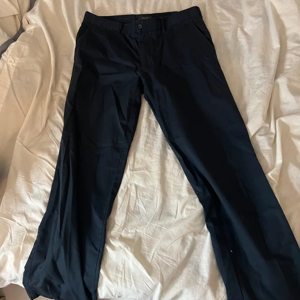 Mörkblå kostymbyxor, det står inte riktigt storlek men jag skulle säga 40/42. De är låga i midjan och raka i modellen. Från Atlanta.. Jeans & Byxor.