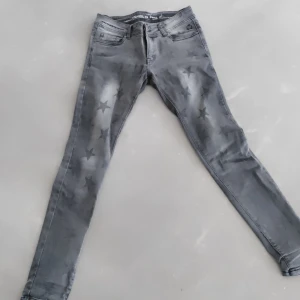Jeans - Strl 29//32 Väldigt fint skick. Gråa i olika nyanser med stjärnor som syns olika mycket. 