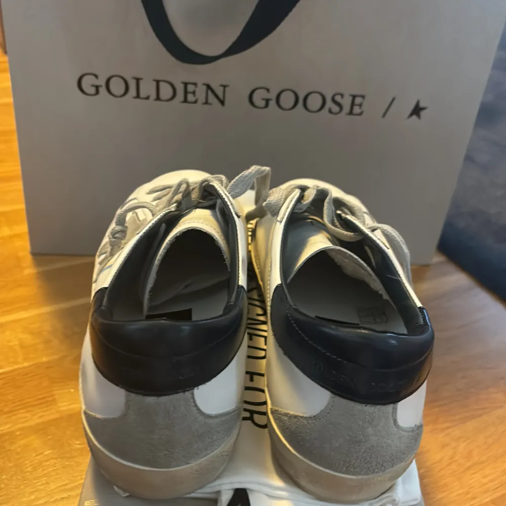 Säljer dessa klassiska blåa Golden goose superstars i storlek 42. De är köpta i Milano för  2 dar sedan. Säljer de för att jag ska köpa ett par andra Golden goose skor. De är helt oanvända och jag har allting kvitto box dustbag och påse. Pris 5000. Skor.
